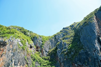 绿色和灰色山脉下蓝天白天
